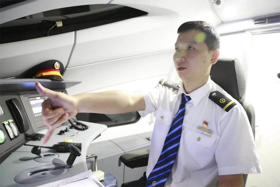 陳承儀駕駛動車組列車執(zhí)行標(biāo)準(zhǔn)作業(yè)。陳巍攝