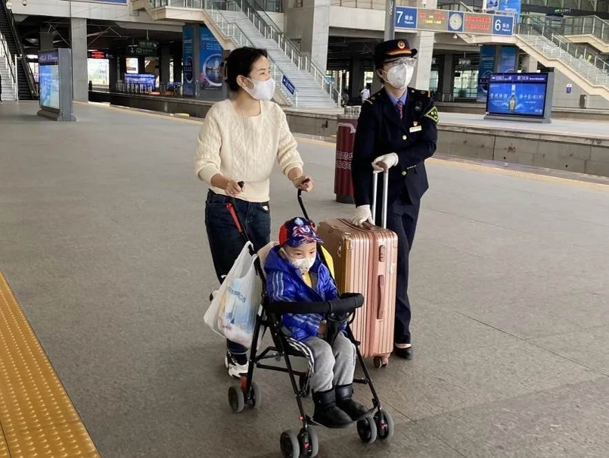 鄭海珠在站臺上引導(dǎo)旅客乘車。南昌鐵路供圖