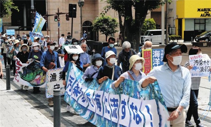 6月20日，日本民眾在福島縣政府周圍舉行抗議活動(dòng)，強(qiáng)烈反對(duì)核污水排海計(jì)劃。（圖片來源：《東京新聞》）