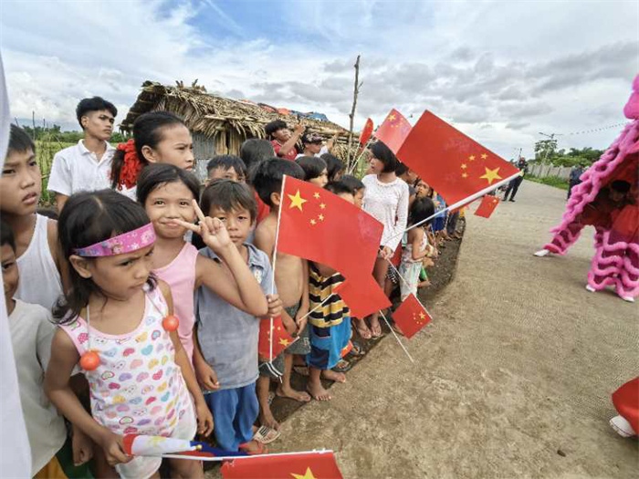 當(dāng)?shù)孛癖姛崃覛g迎中國駐菲律賓大使館一行工作訪問。中國駐菲律賓大使館供圖