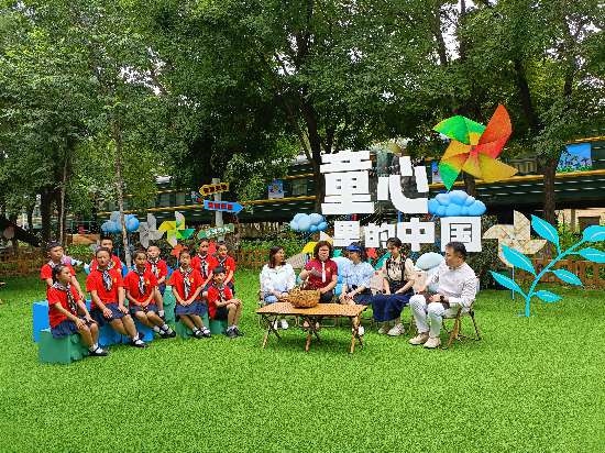文縣東壩童聲合唱團(tuán)的孩子們?cè)谘胍暣箫L(fēng)車基地錄制節(jié)目。