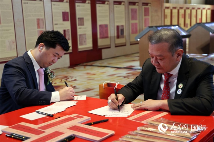 觀眾在展覽現(xiàn)場(chǎng)設(shè)置的體驗(yàn)區(qū)手寫“批信”。人民網(wǎng)記者楊一攝