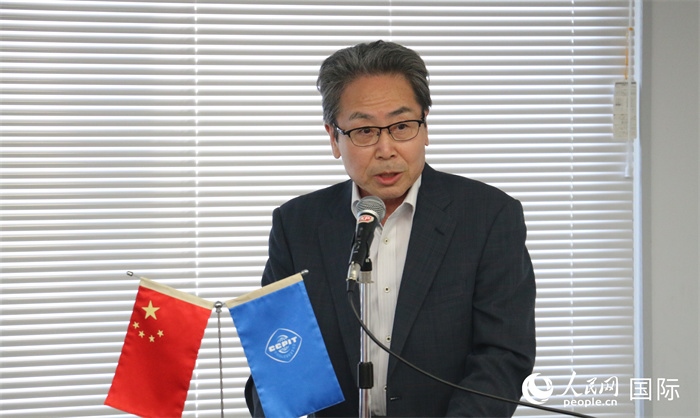 日本國(guó)貿(mào)促專務(wù)理事安田真人在日本路演會(huì)場(chǎng)發(fā)表致辭。人民網(wǎng) 許可攝