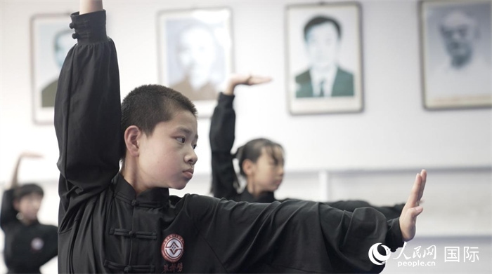 正在練習(xí)劈掛拳的武術(shù)學(xué)童。人民網(wǎng)記者 袁蒙攝