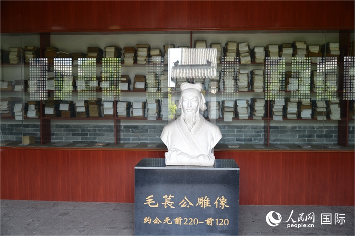 河間詩經(jīng)齋毛萇雕像。雕像后書櫥中陳列的是歷代各版本《詩經(jīng)》及譯本。 人民網(wǎng) 趙昭攝
