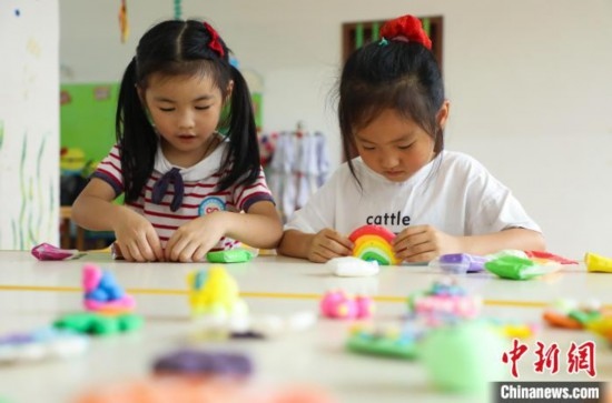 在肥西縣山南鎮(zhèn)中心幼兒園，孩子們在做彩色泥塑。陳家樂 攝