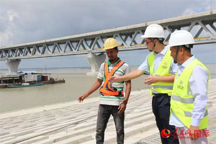 孟加拉國帕德瑪大橋河道整治工程北岸整治區(qū)域長1.5千米，南岸長11.5千米，是目前世界上規(guī)模最大的河道整治工程。人民網(wǎng)記者 孫廣勇攝