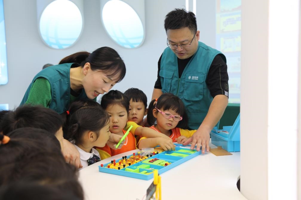 7月12日，浙江寧波奉化區(qū)實(shí)驗(yàn)小學(xué)，暑托班孩子學(xué)習(xí)暑期安全用電和節(jié)能知識(shí)。新華社記者張璇攝