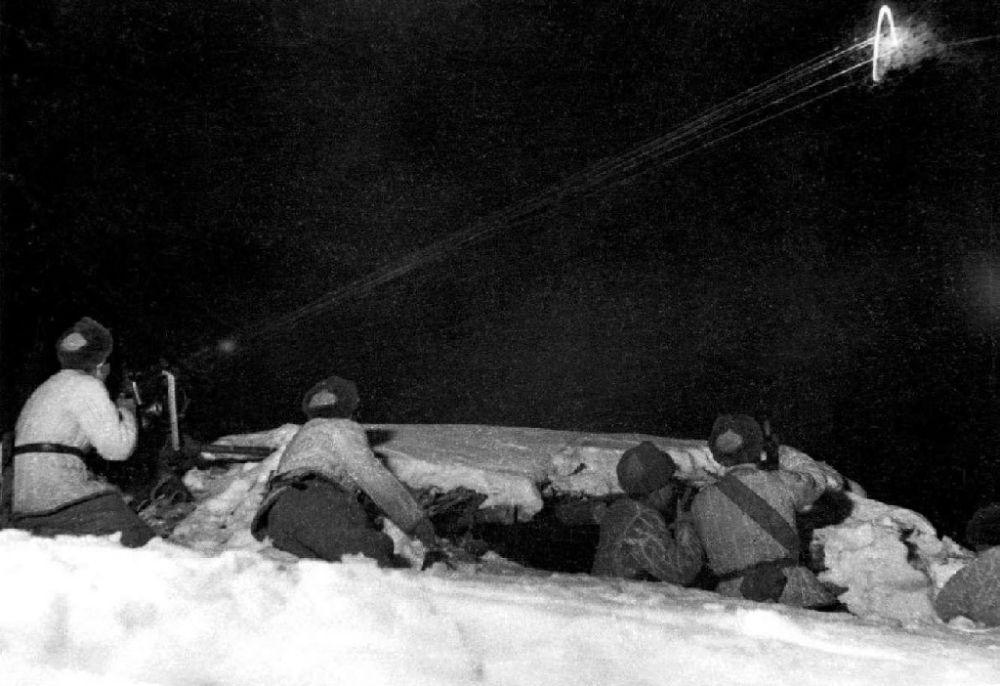  ↑1950年12月，在朝鮮長津湖，中國人民志愿軍第27軍連隊機槍手向美軍陣地射擊。新華社發(fā)（張崇岫 攝）