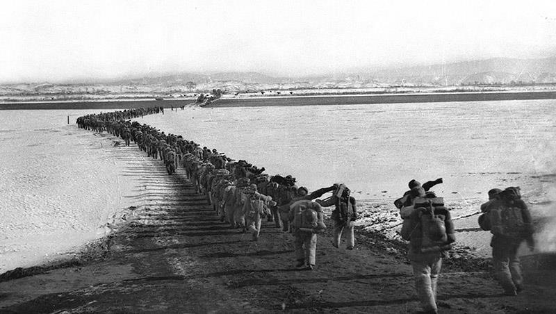 △1950年10月，抗美援朝志愿軍隊伍雄赳赳、氣昂昂跨過鴨綠江。