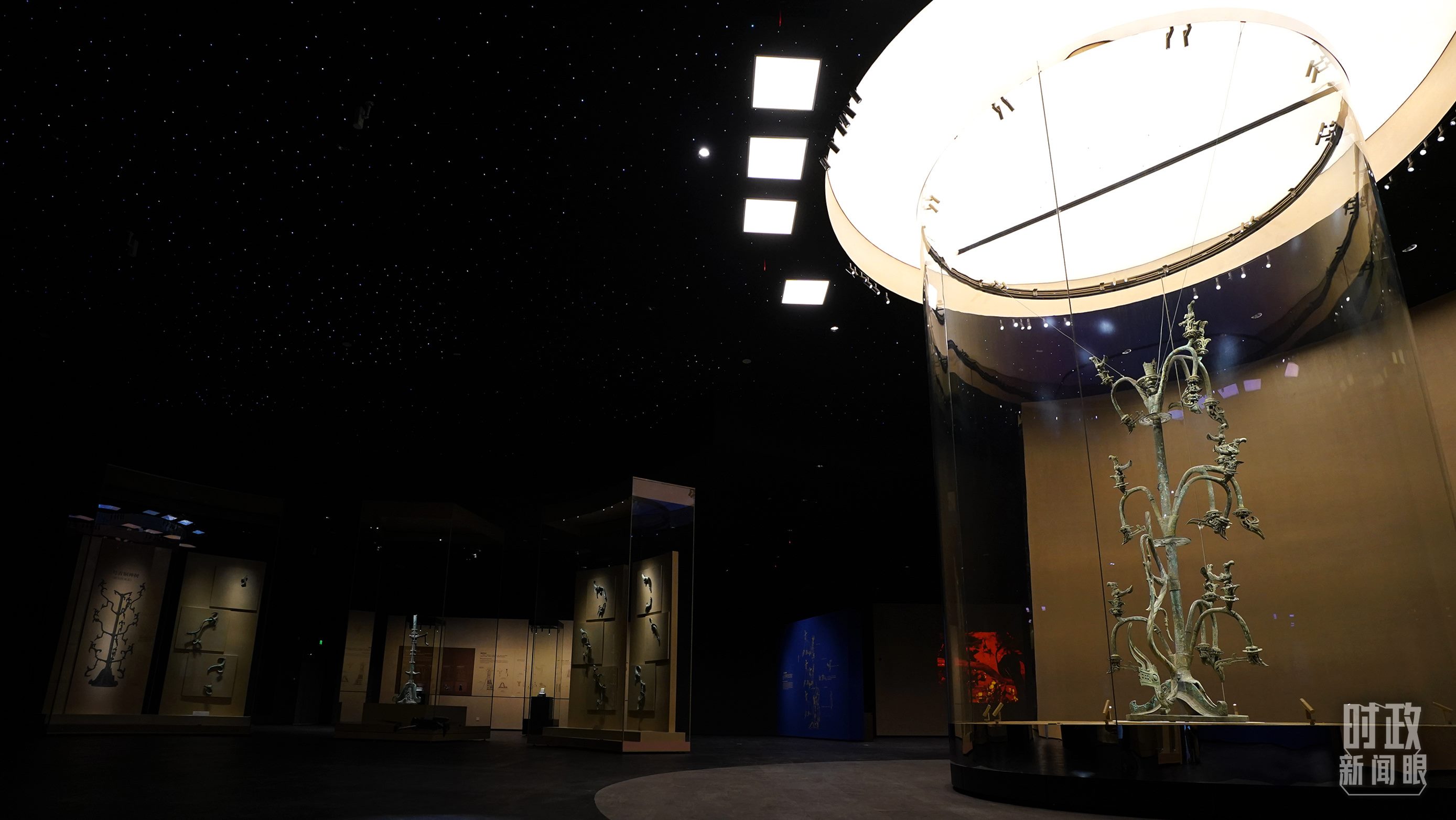 △三星堆出土的青銅神樹。（總臺國廣記者李晉拍攝）
