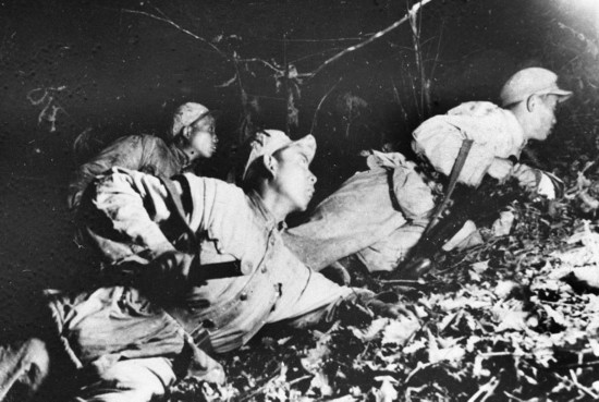 在1952年秋季的上甘嶺戰(zhàn)役中，堅(jiān)守在坑道里的戰(zhàn)士準(zhǔn)備夜間出擊。新華社發(fā)（資料照片）
