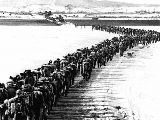 1950年，美帝國(guó)主義把侵略的戰(zhàn)火燒到了鴨綠江邊。為保家衛(wèi)國(guó)，中國(guó)人民的優(yōu)秀兒女組織起志愿軍，跨過鴨綠江，與朝鮮軍民一道英勇打擊美國(guó)侵略軍。新華社發(fā)（資料照片）