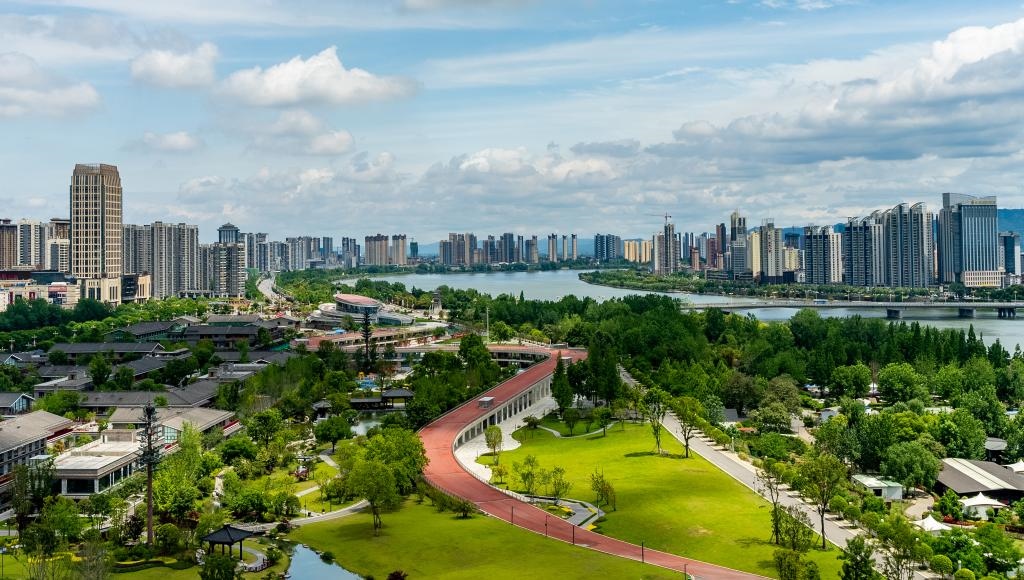 4月30日拍攝的天漢濕地公園景色。新華社發(fā)（李偉 攝）