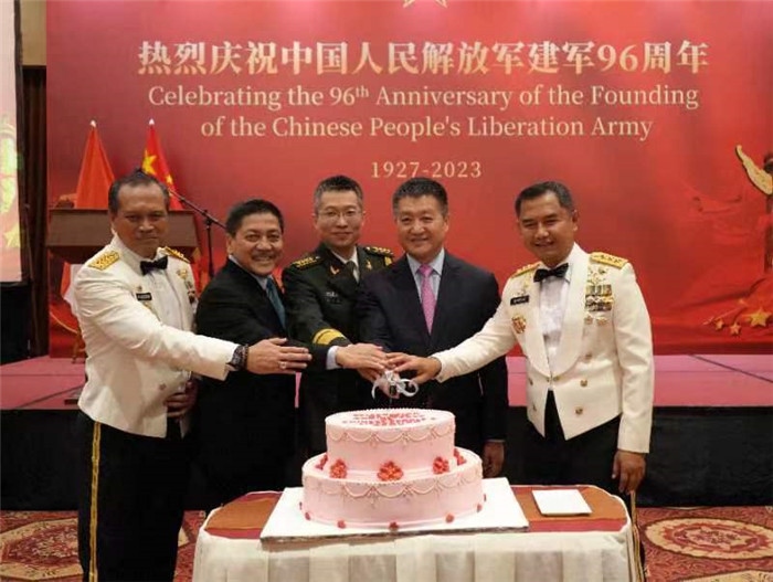 圖為陸慷大使與印尼貴賓共切生日蛋糕。中國駐印度尼西亞使館供圖