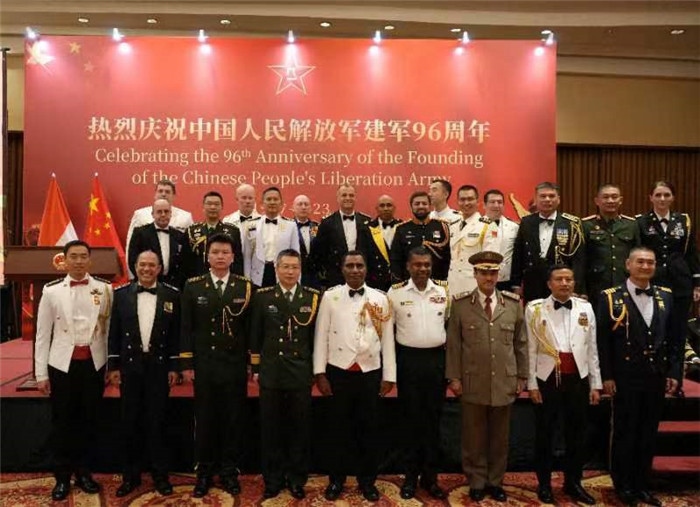 圖為徐勝武官與參加招待會的各國武官、武官處代表合影。中國駐印度尼西亞使館供圖