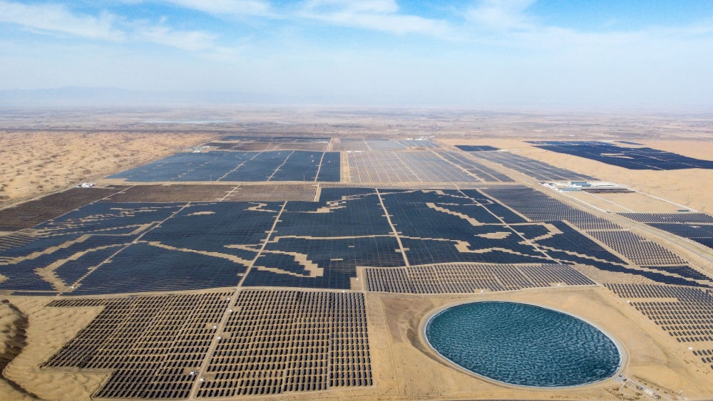 2023年3月3日在內(nèi)蒙古鄂爾多斯市達拉特旗拍攝的光伏發(fā)電基地（無人機照片）。新華社記者 貝赫 攝