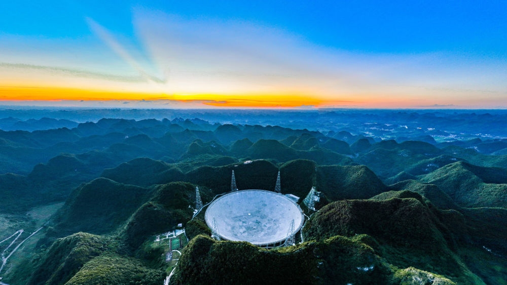 2022年7月21日，霞光中的“中國天眼”（維護(hù)保養(yǎng)期間拍攝）。新華社記者 歐東衢 攝