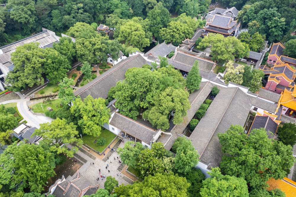 這是2023年6月8日在長(zhǎng)沙市岳麓區(qū)拍攝的岳麓書院（無人機(jī)照片）。新華社記者 陳思汗 攝