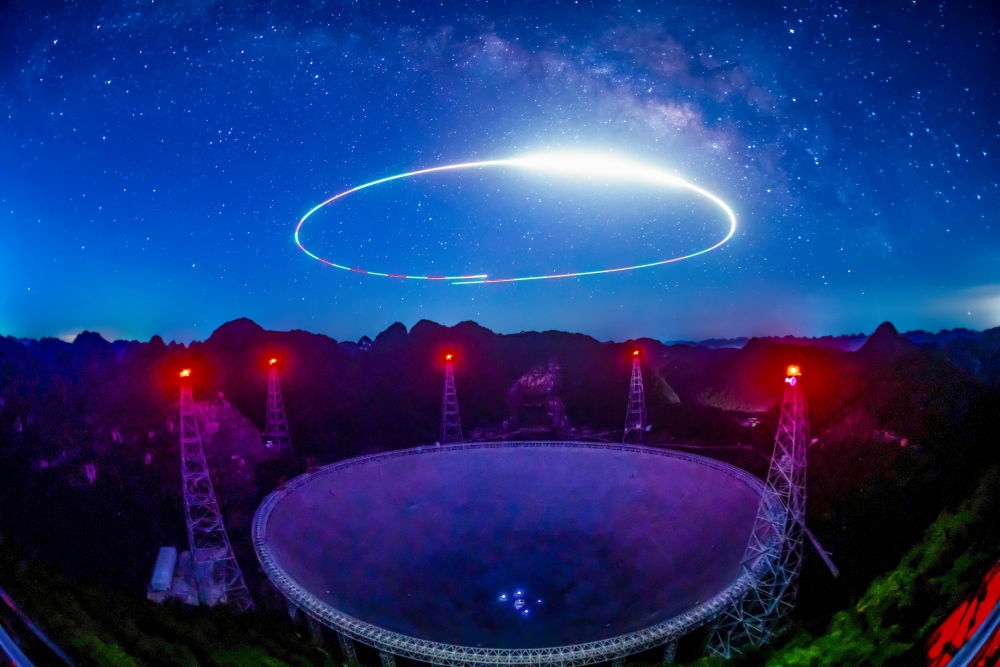2022年7月24日拍攝的“中國天眼”夜景（維護(hù)保養(yǎng)期間拍攝，無人機(jī)光繪）。新華社記者 歐東衢 攝