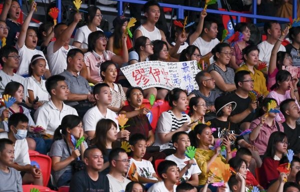 7月31日，觀眾在比賽中為中國隊(duì)吶喊助威。當(dāng)日，在成都舉行的第31屆世界大學(xué)生運(yùn)動(dòng)會(huì)排球女子預(yù)賽B組比賽中，中國隊(duì)以3:0戰(zhàn)勝阿根廷隊(duì)。新華社記者 陳澤國 攝