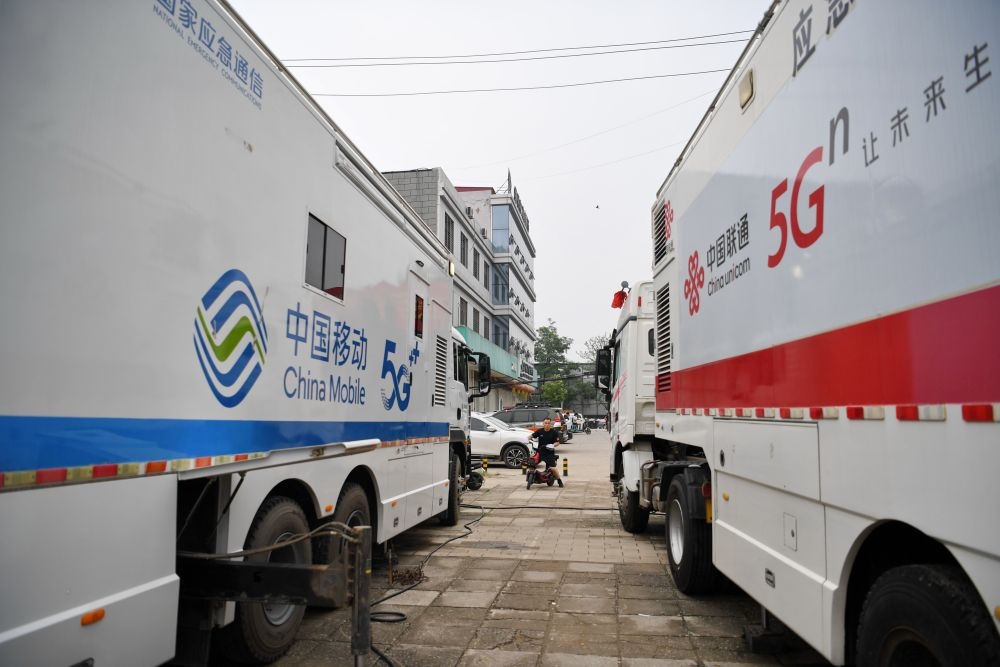 應急通信車輛停靠在涿州市第三中學安置點外（8月3日攝）。新華社記者 牟宇 攝