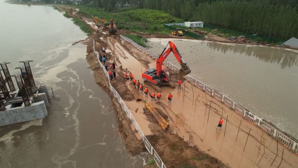 中部戰(zhàn)區(qū)陸軍第82集團軍“鐵軍旅”官兵在河北省高碑店市白溝河任務區(qū)加固岸堤（8月2日攝）。新華社發(fā)（鄧青華 攝）