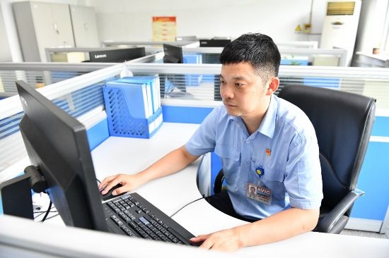 工作中的康凱。航空工業(yè)沈飛供圖