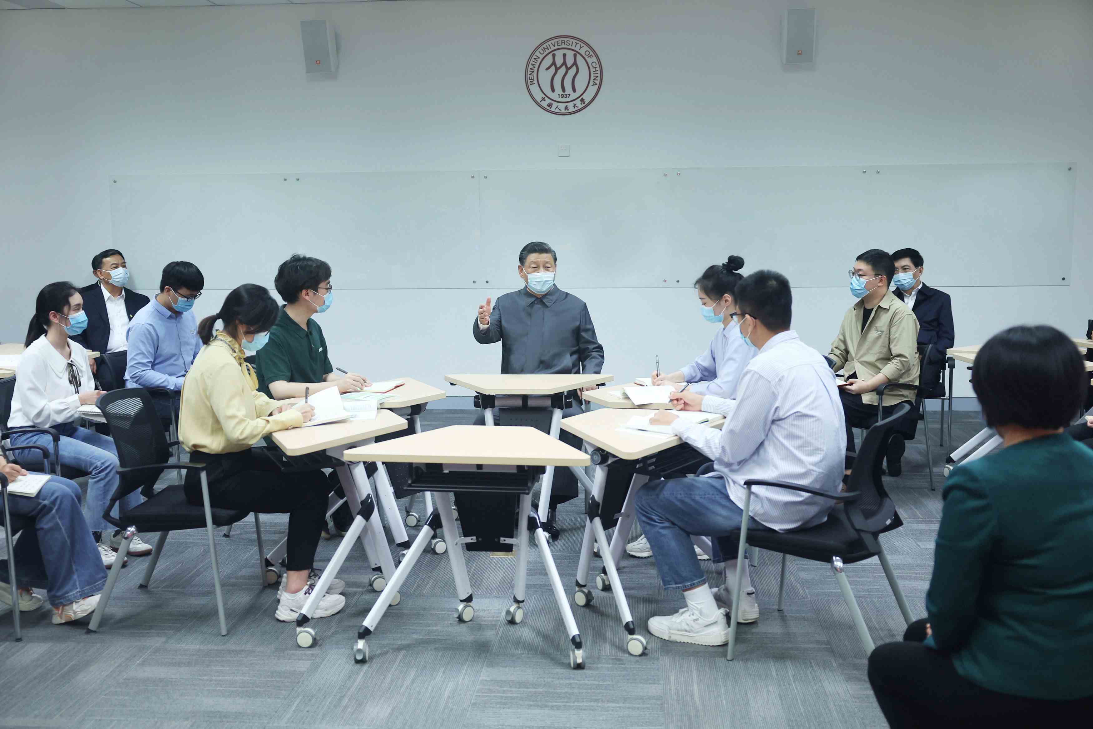 2022年4月25日，習(xí)近平總書記來到中國人民大學(xué)考察調(diào)研。這是總書記在立德樓觀摩思政課智慧教室現(xiàn)場教學(xué)并參與討論。