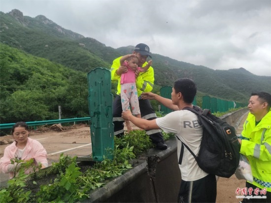 7月31日，張涿高速，高速交警涿鹿大隊民警救助洪水被困群眾。
