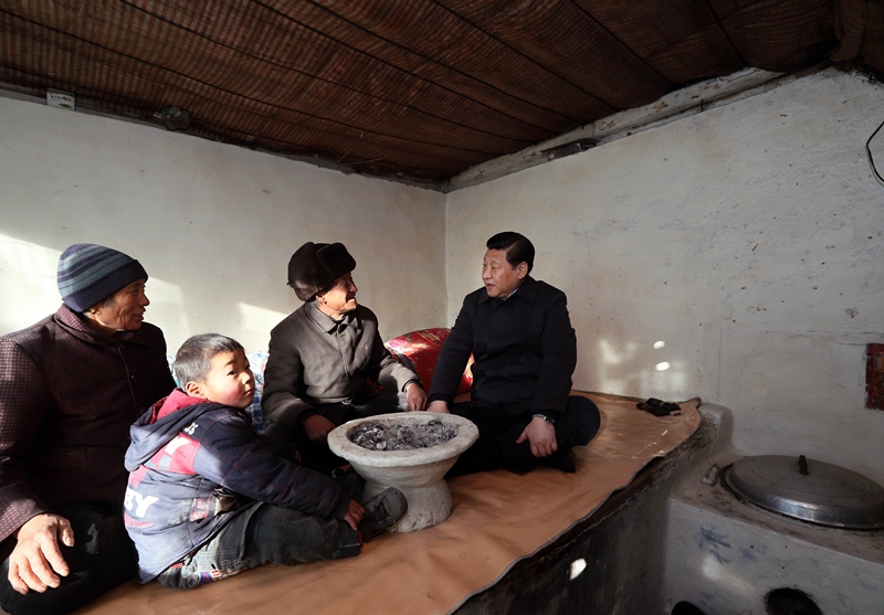 2012年12月30日，習(xí)近平在河北省阜平縣龍泉關(guān)鎮(zhèn)駱駝灣村看望唐榮斌老人一家。