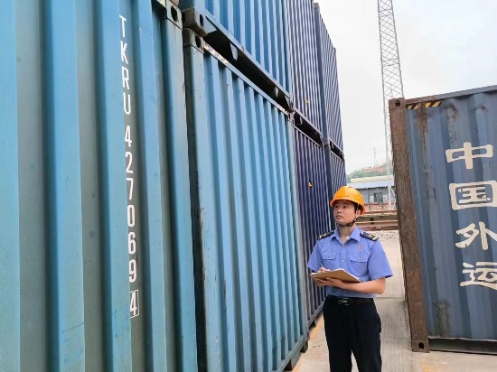 鐵路貨運(yùn)員在檢查集裝箱箱體情況、記錄箱號。中國鐵路廣州局集團(tuán)有限公司供圖
