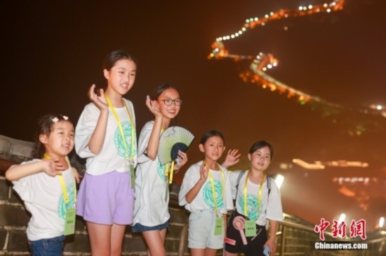 8月9日晚，2023海外華裔青少年夏季研學(xué)營(yíng)的學(xué)員們夜游八達(dá)嶺長(zhǎng)城。圖為學(xué)員們?cè)陂L(zhǎng)城上拍照。<a target='_blank' href='/'><p align=