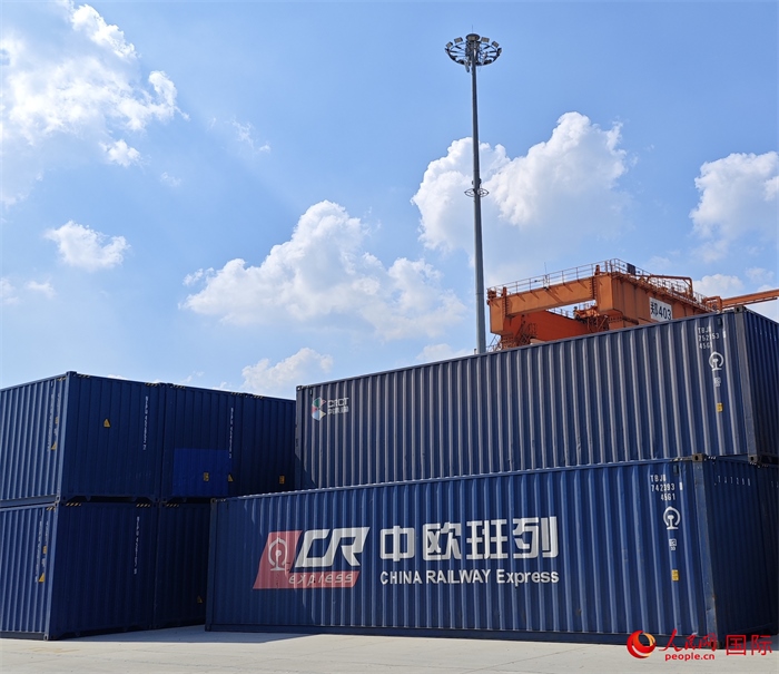 8月3日，中歐班列（中豫號(hào)）集裝箱在鄭州車站海關(guān)等候查驗(yàn)。人民網(wǎng) 崔譯戈攝