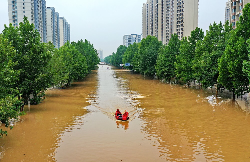 2023年8月2日，救援人員在河北省涿州市市區(qū)乘坐沖鋒舟前去轉(zhuǎn)移受災(zāi)群眾。