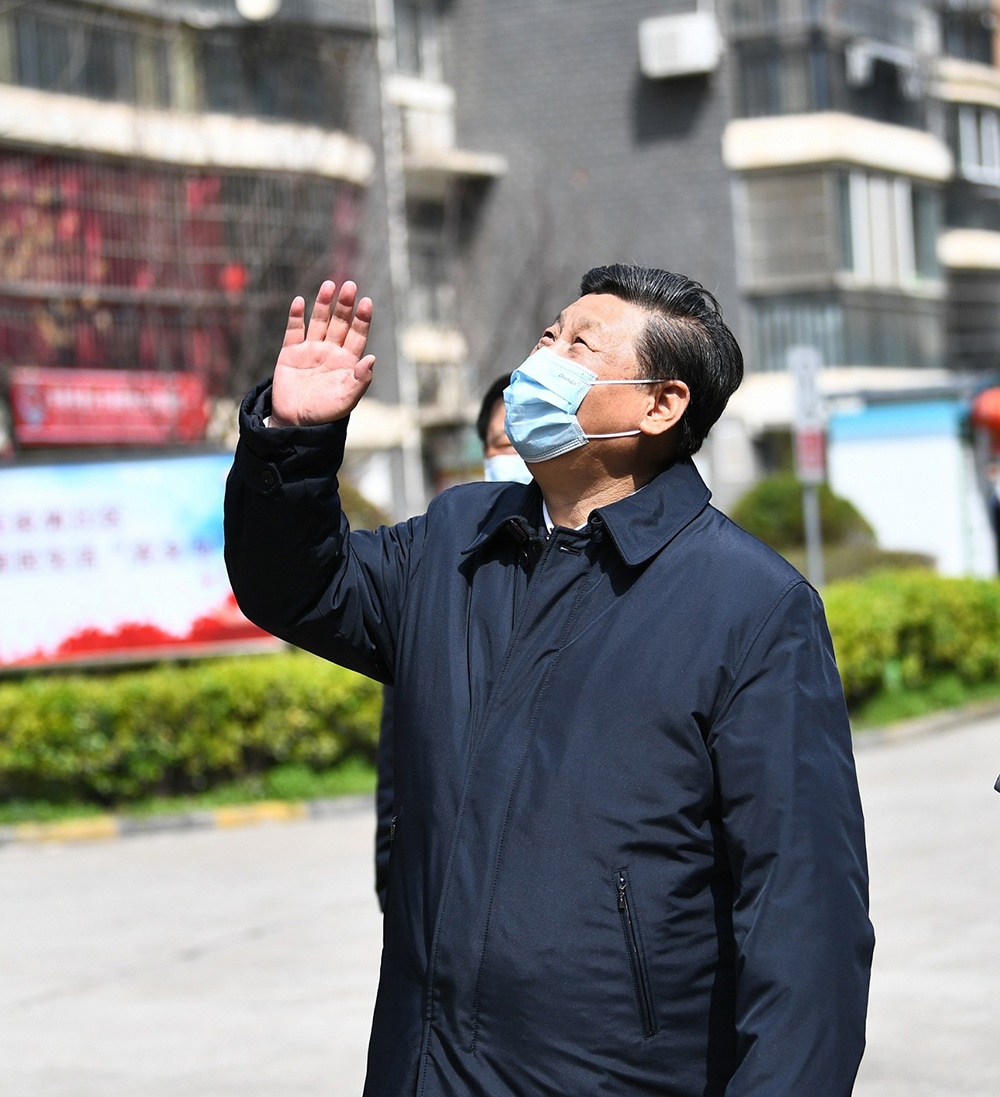 2020年3月10日，習(xí)近平總書(shū)記在湖北省武漢市東湖新城社區(qū)考察時(shí)，向在家隔離居住的居民揮手致意、表示慰問(wèn)。
