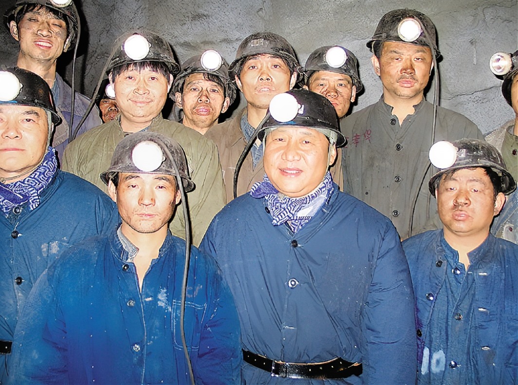 2005年1月26日，習(xí)近平在浙江省湖州市長(zhǎng)興縣長(zhǎng)廣煤礦井下慰問(wèn)煤礦工人。