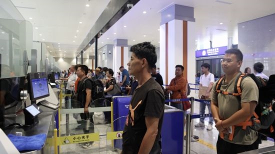 6月13日，乘坐中老鐵路國際旅客列車的旅客在磨憨邊檢大廳排隊候檢。李揚 攝