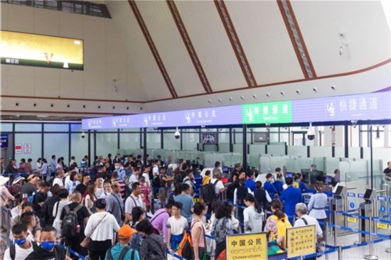 7月22日，乘坐中老鐵路國際旅客列車的旅客在磨憨邊檢大廳排隊候檢。衛(wèi)海林 攝