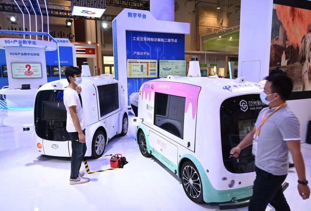 中國(guó)制造的智能汽車模型在2021金磚國(guó)家新工業(yè)革命展現(xiàn)場(chǎng)展出（2021年9月9日攝）。新華社記者 林善傳 攝