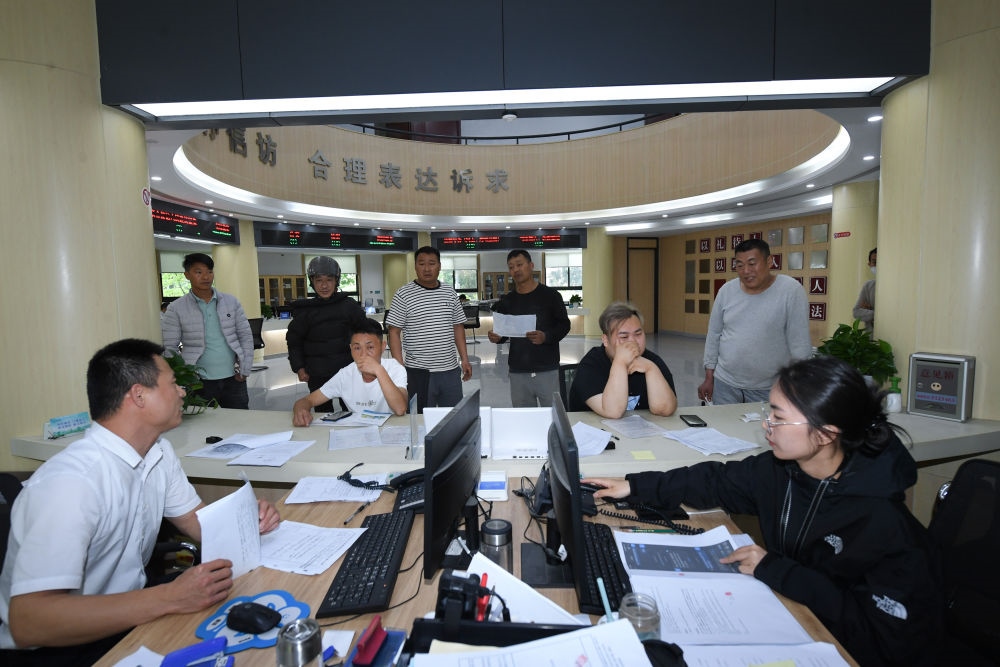 浙江省安吉縣社會(huì)治理中心工作人員在處理群眾信訪訴求（5月8日攝）。新華社記者 翁忻旸 攝