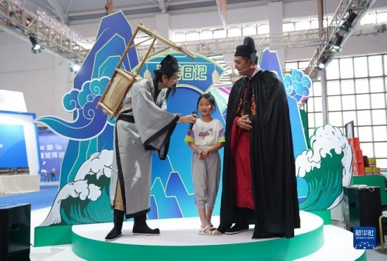8月16日，一名小朋友在第七屆中國(guó)—南亞博覽會(huì)文化旅游館參加問(wèn)答活動(dòng)。