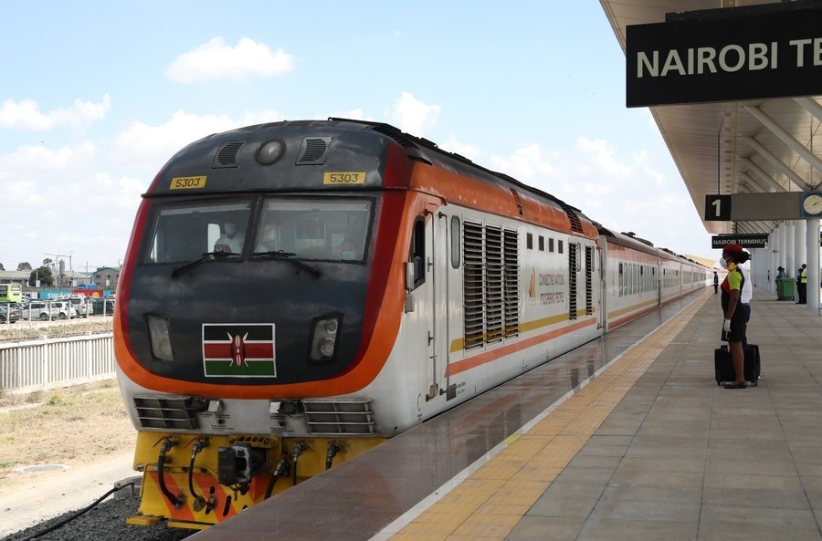 2021年11月17日，由蒙巴薩始發(fā)的蒙內(nèi)鐵路客運列車駛?cè)肟夏醽唭?nèi)羅畢站。蒙內(nèi)鐵路連接東非第一大港口蒙巴薩和肯首都內(nèi)羅畢，于2017年5月31日開通。新華社記者董江輝攝