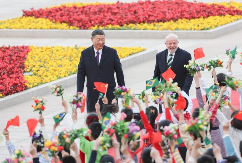 2023年4月14日，習(xí)近平主席在北京人民大會堂東門外廣場為來華進(jìn)行國事訪問的巴西總統(tǒng)盧拉舉行歡迎儀式。