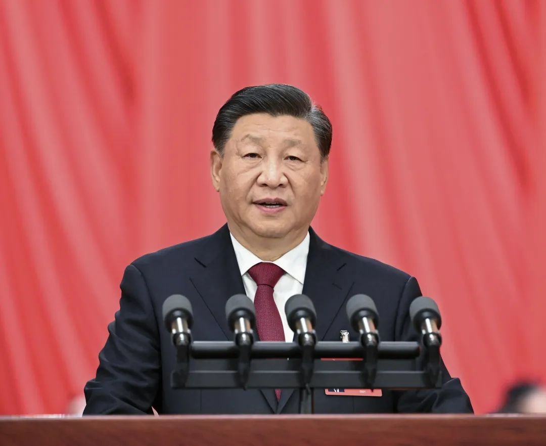 2022年10月16日，中國(guó)共產(chǎn)黨第二十次全國(guó)代表大會(huì)在北京人民大會(huì)堂開(kāi)幕。習(xí)近平代表第十九屆中央委員會(huì)向大會(huì)作報(bào)告。圖/新華社記者 饒愛(ài)民 攝