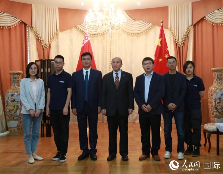 謝小用大使與人民網(wǎng)記者合影。