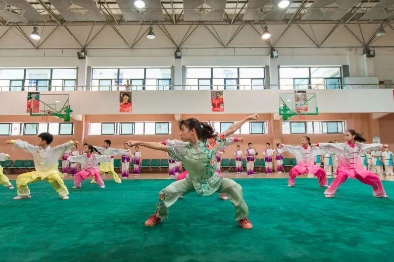 △今年暑假期間，浙江溫州舉行青少年學(xué)生陽光體育運動會。
