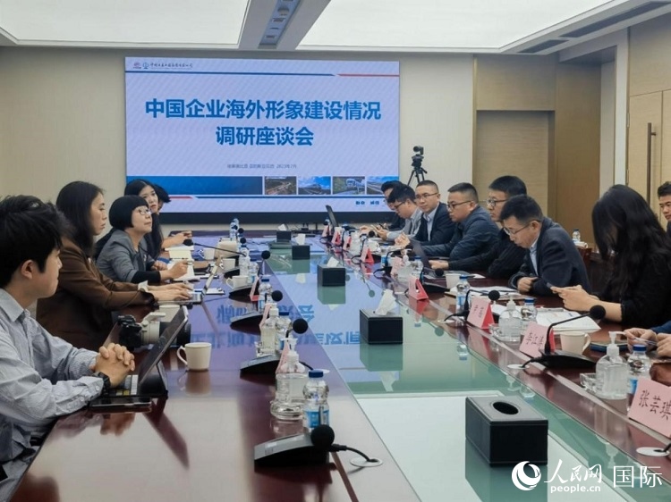 埃塞俄比亞中國商會企業(yè)代表與人民網(wǎng)記者座談。人民網(wǎng)記者 劉寧攝