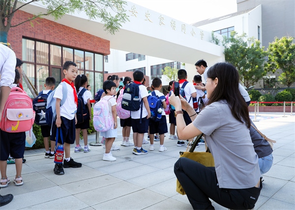 8月30日，雄安史家胡同小學(xué)學(xué)生體驗(yàn)學(xué)校生活。