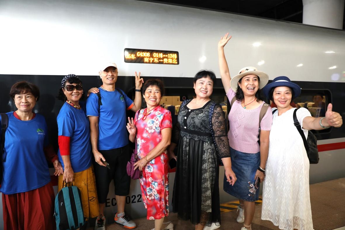 在南寧東站，旅客與貴南高鐵首發(fā)列車合影。 林祥云攝